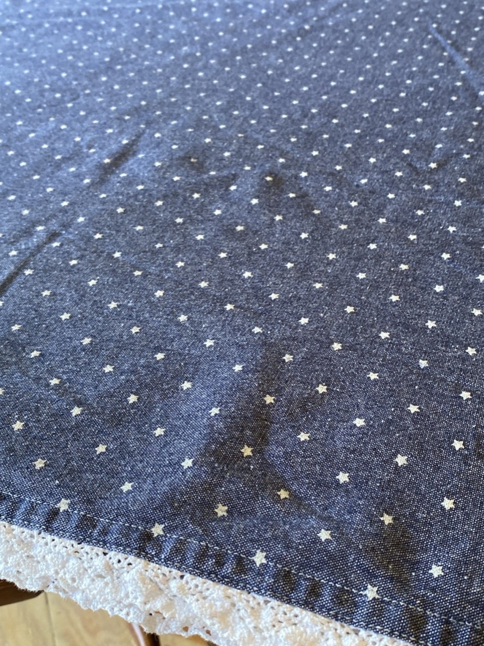 Isaac Mizrahi 100% cotton, xlarge blue and white star tablecloth with white lace